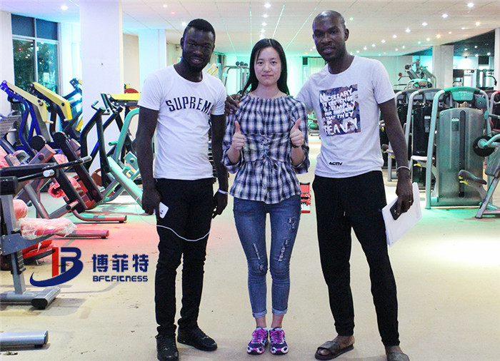 加纳客户来中国广州快猫影院入口健身器材有限公司为他们的健身房采购快猫视频下载免费污污