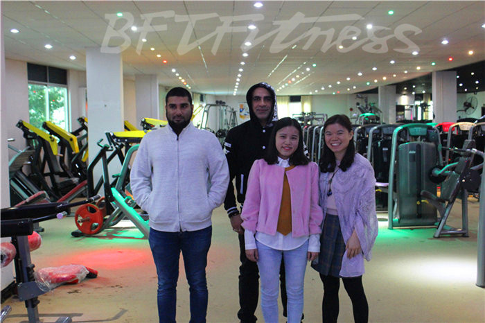 坦桑尼亚客户来中国广州快猫影院入口健身器材有限公司进口健身器材