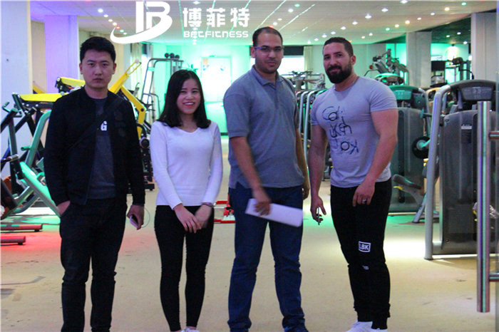 埃及客户来中国广州快猫影院入口健身器材有限公司进口健身器材