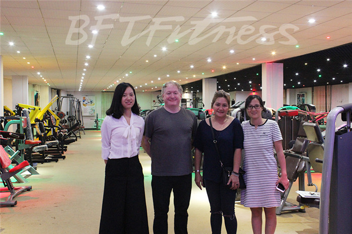 英国客户来快猫影院入口购买健身房器材，产品囊括有氧系列的跑步机，动感单车，健身车