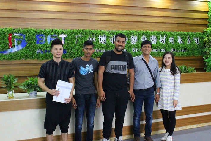 毛里求斯客户来中国采购健身房器材