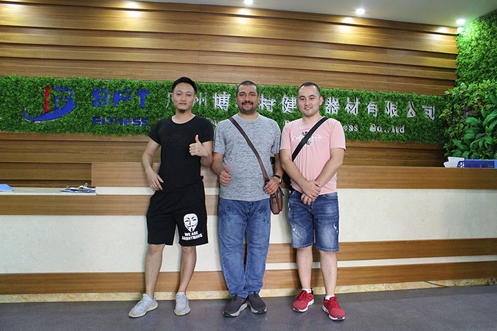 沙特客户采购快猫影院入口健身器材