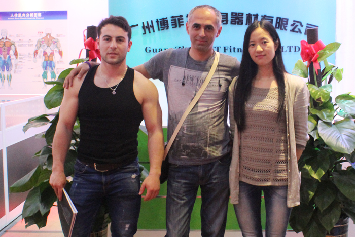 广州快猫影院入口健身器材有限公司成交客户合影留念